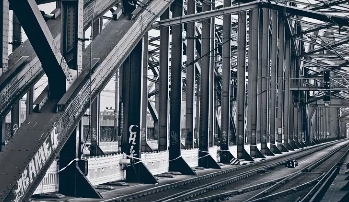 鋼結構中使用聚氯乙烯含氟螢丹漆